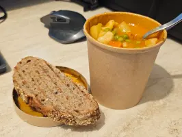 Povrtno varivo od graška s noklicama od pirovog griza